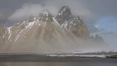 Puslu Vestrahorn Dağı 'yla Plaj