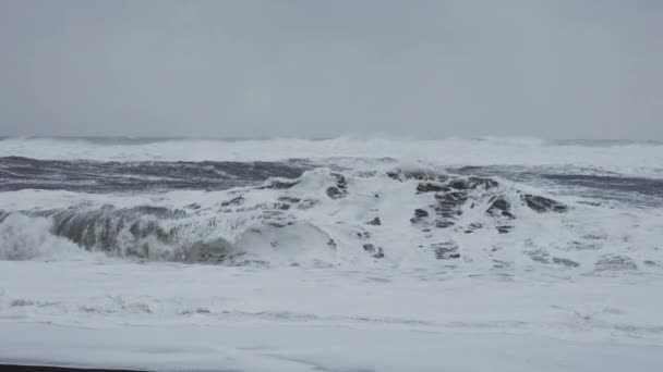 白い嵐の波が黒い砂のビーチに衝突 — ストック動画