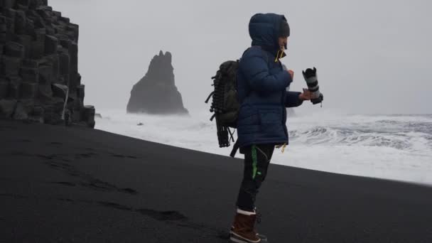 Photographer With Camera On Black Sand Beach — Vídeo de stock