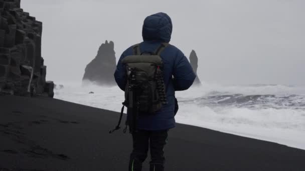 Fotoğrafçı Kara Kum Sahilinde Duruyor — Stok video