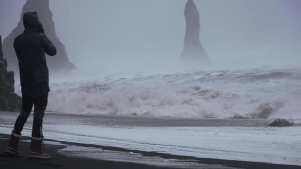 Fotograf på Black Sand Beach Med bølgebrytere – stockvideo