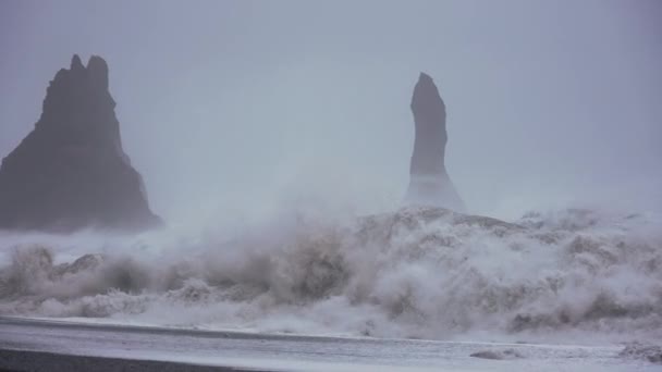 Playa de arena negra con olas que se estrellan — Vídeos de Stock