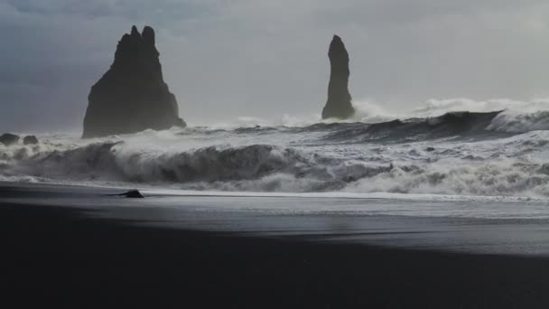 Misty Sea Stacks y estrellarse mar en la playa de arena negra — Vídeos de Stock