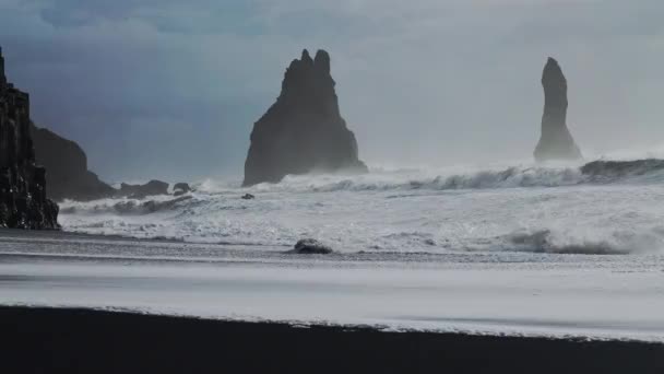 Misty Sea Stacks και συντριβή της θάλασσας στη μαύρη άμμο παραλία — Αρχείο Βίντεο