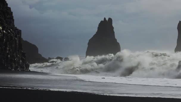 Misty Sea Stacks en verpletterende zee op zwart zand strand — Stockvideo