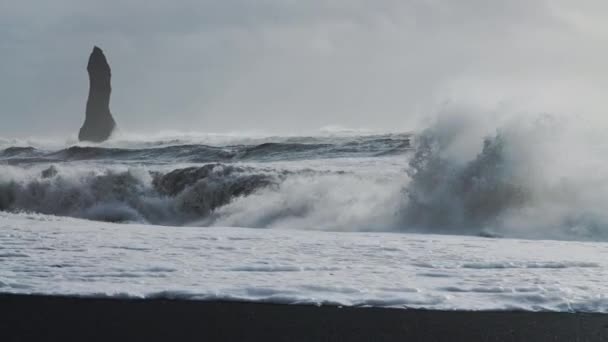 Misty Sea Stacks και συντριβή της θάλασσας στη μαύρη άμμο παραλία — Αρχείο Βίντεο