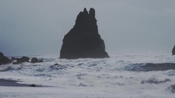Mgliste stosy mórz i katastrofalne morze na plaży Black Sand — Wideo stockowe
