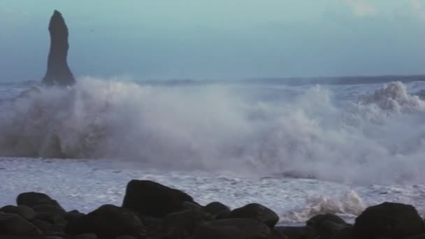 Surf Crashing Into Rocks On Black Sand Beach — Vídeo de Stock