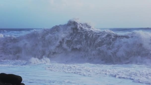 Crashing Waves And White Surf From Black Sand Beach — ストック動画