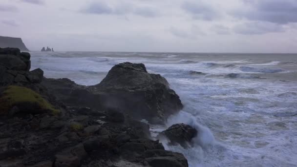 White Surf Crashing Into Rocks And Horizon — ストック動画