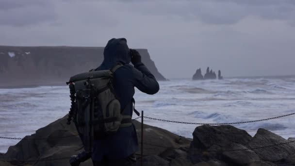 Fotógrafo girando desde el mar áspero de rocas — Vídeo de stock