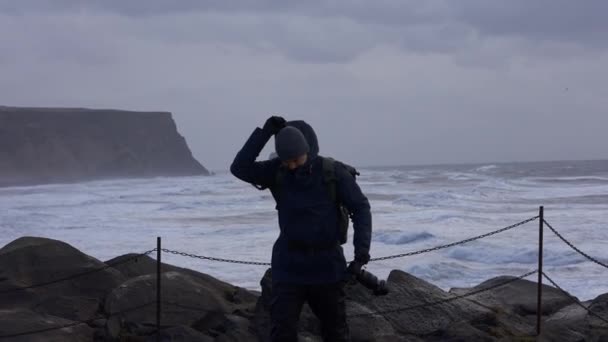 Fényképész nézi a durva tenger sziklák — Stock videók