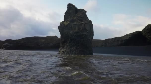 Sea Stack In Seawater And Black Sand Beach With Cliffs — Vídeos de Stock