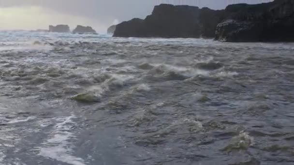 Ρευστό θαλασσινό νερό και βραχώδης ακτογραμμή — Αρχείο Βίντεο