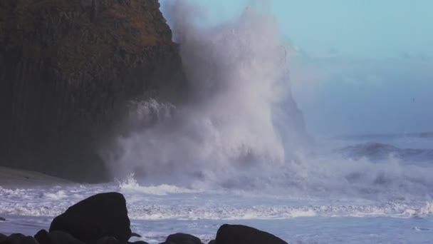 Rauwe zee crashen in rotsen op het strand — Stockvideo