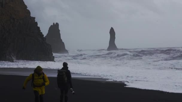 Photographers On Black Sand Beach Watching Rough Sea — Vídeos de Stock