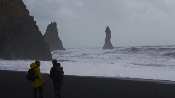 Fotografowie Na Czarnej Piaszczystej Plaży Oglądanie Brudne morze — Wideo stockowe