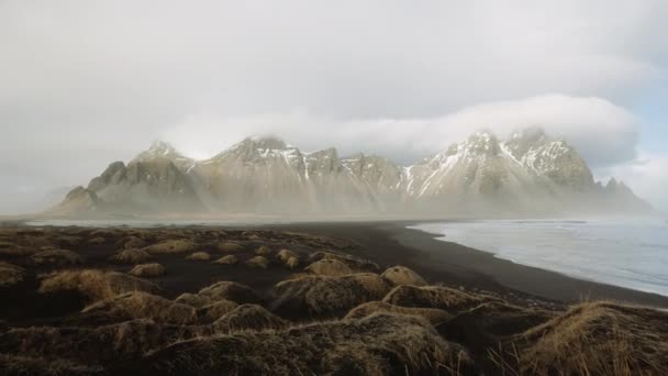 Nero sabbia tumuli su spiaggia e vestrahorn montagna — Video Stock