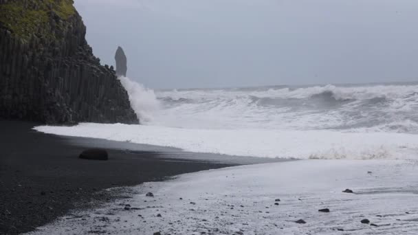 Συγκρούοντας κύματα ενάντια σε βράχους στην παραλία της Μαύρης Άμμου — Αρχείο Βίντεο