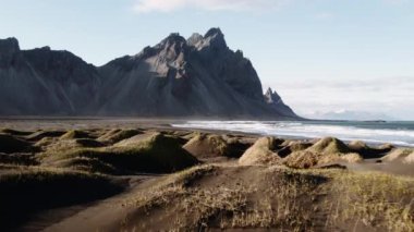 Kara Kum Sahili 'nin Üzerinde Akıntı ve Vestrahorn' a doğru İHA