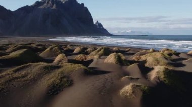 Kara Kum Sahili 'nin Üzerinde Akıntı ve Vestrahorn' a doğru İHA