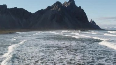 Drone Akıntıya karşı ve Sahilden Vestrahorn 'a doğru