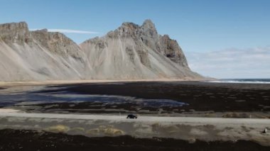 Plajdaki toprak yolda araba süren drone 'lar.