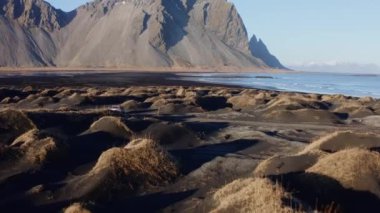 Kara Kum Sahili 'nin Üzerinde Akıntı ve Vestrahorn' a doğru İHA