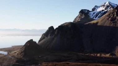 Güneş Işığı Kıyı Şeridi, Dağ ve Manzara Üzerinde İnsansız Hava Aracı