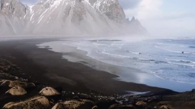 Sisli Vestrahorn manzaralı Gelgitin Üzerinde ve Plajda Drone