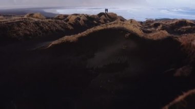 Sisli Vestrahorn manzaralı Gelgitin Üzerinde ve Plajda Drone