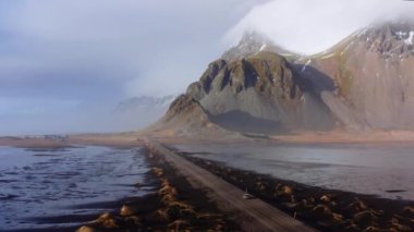 Vestrahorn 'a doğru giden yolda giden arabanın drone' u