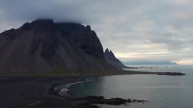 Vestrahorn Dağı 'yla Kara Kum Sahili' nin üstünde İHA