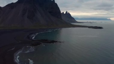 Vestrahorn Dağı 'yla Kara Kum Sahili' nin üstünde İHA