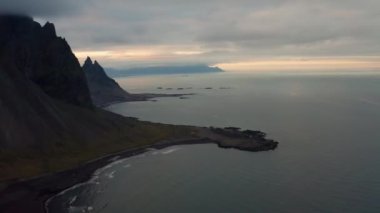 Vestrahorn Dağı 'yla Kara Kum Sahili' nin üstünde İHA