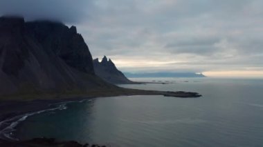 Kıyı şeridinin yukarısından Vestrahorn Dağı 'na giden İHA.