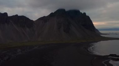 Vestrahorn Dağı 'yla Kara Kum Sahili' nin üstünde İHA