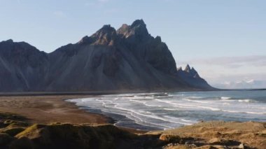 Drone Vestrahorn Dağı ile Kum Kumsalı 'nın üstünde