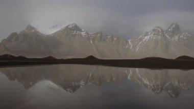 Durgun Su Yansıma Sisli Vestrahorn Dağı 'ndan Drone.