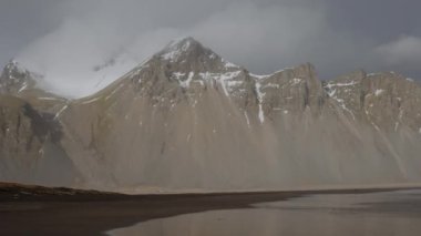 Vestrahorn Dağı ve Denizi ile Kumsalın Üzerinde Drone