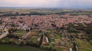 Castello D 'Empuries Town' a giden İHA uçağı
