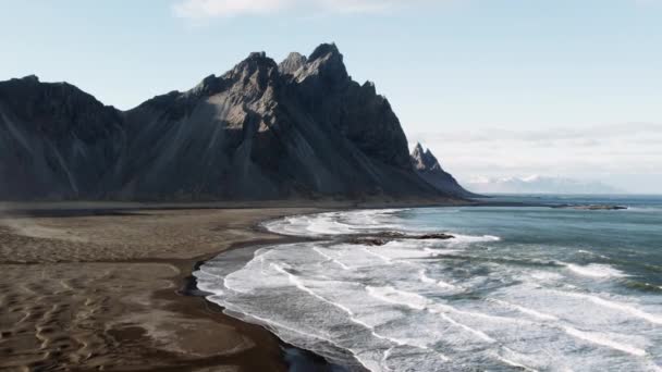 Drone che sale sopra la marea e la spiaggia con vista su Vestrahorn — Video Stock