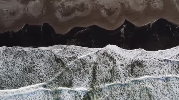 Overhead tiro de maré chegando em mais de praia — Vídeo de Stock