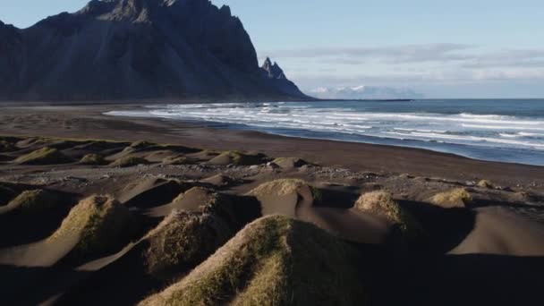 Drone over Black Sand Beach naar Tide And Vestrahorn — Stockvideo