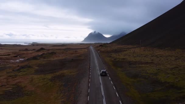Drone do carro na estrada que conduz através da paisagem — Vídeo de Stock