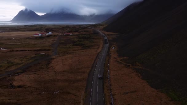 Drone coche de seguimiento en el camino hacia Vestrahorn — Vídeos de Stock