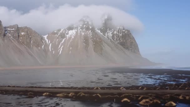 Drone lövés autó vezetés mentén keskeny pálya a tenger és a hegy — Stock videók