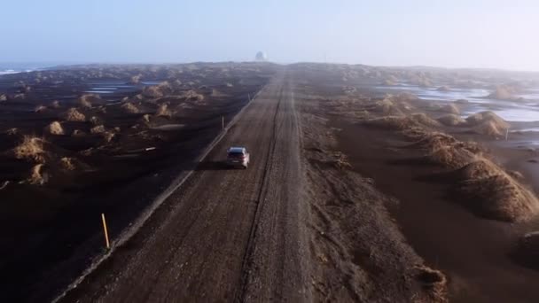 Drone vlucht van de auto op vuil spoor weg naar het observatorium — Stockvideo