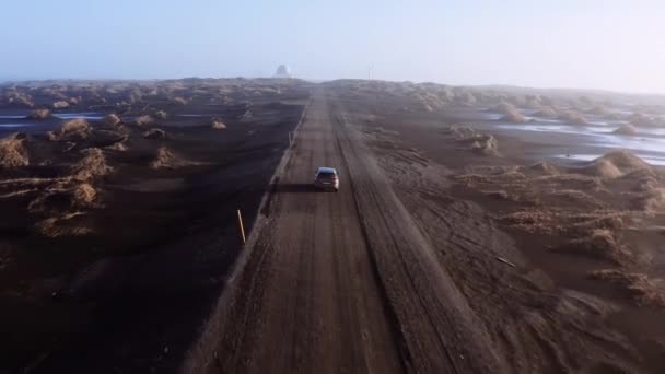 Drone Flight Of Car On Dirt Track Road w kierunku Obserwatorium — Wideo stockowe