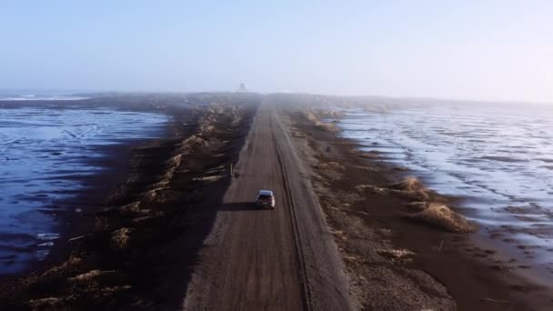 Drone On Car On Dirt Track Road w kierunku Obserwatorium — Wideo stockowe